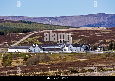 Dalwhinnie distilleria di whisky in Dalwhinnie Highland Scozia visto dalla A9 road Foto Stock