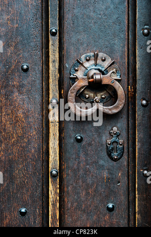 Vecchio di legno porta in legno di quercia con sportello respingente, Oxford University, Oxfordshire, Inghilterra Foto Stock