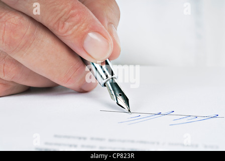 In prossimità di un lato con una penna la firma di un documento. Foto Stock