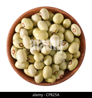 Ciotola di legno pieno di fagioli verdi isolati su sfondo bianco Foto Stock