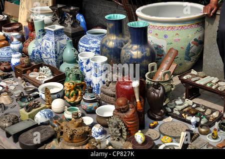 Pressione di stallo di antiquariato, mercatino di Antiquariato, Shenyang Lu e strade circostanti, Tianjin, Hebei, Cina. Foto Stock