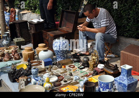 Pressione di stallo di antiquariato, mercatino di Antiquariato, Shenyang Lu e strade circostanti, Tianjin, Hebei, Cina. Foto Stock