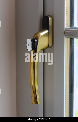 Finestra ad anta e ribalta con impugnatura bloccabile meccanismo. Foto Stock