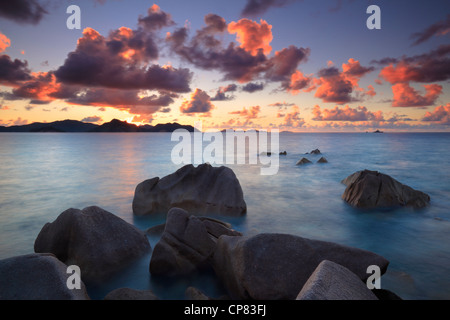 Nuvole sulla Baie Ste Anne al tramonto visto dall'estremità nord di La Digue alle Seychelles Foto Stock
