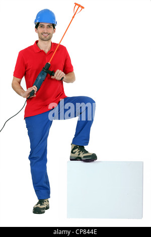 Tradesman tenendo un trapano Foto Stock