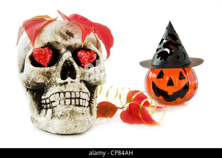 Amore di Halloween con scary cranio e rosso frizzante cuori. Isolato su sfondo bianco. Foto Stock