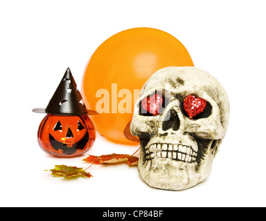 Celebrare Halloween amore con creepy cranio, decorazione di zucca e il palloncino. Isolato su sfondo bianco. Foto Stock