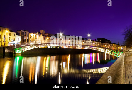 L'Ha'penny ponte sopra il fiume Liffey fu costruito originariamente nel 1816 e ora è un famoso Dublin Tourist landmark Foto Stock