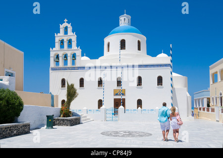 Santorini, isole greche, Grecia - Piazza del Villaggio con chiesa a Oia sull'isola greca di Santorini, Grecia in estate Foto Stock