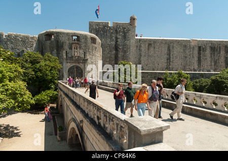 Dubrovnik Croazia - i turisti al palo porta d'ingresso alla città vecchia e le mura della città Foto Stock