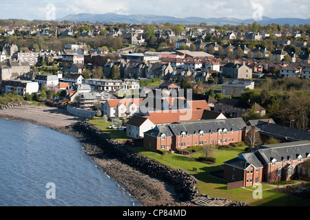 South Queensferry Taobh un Deas Chas Chaolais in gaelico, noto anche come Queensferry giace tra il Forth Bridge & Forth Rd Foto Stock