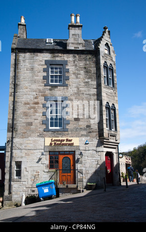 South Queensferry Taobh un Deas Chas Chaolais in gaelico, noto anche come Queensferry giace tra il Forth Bridge & Forth Rd Foto Stock