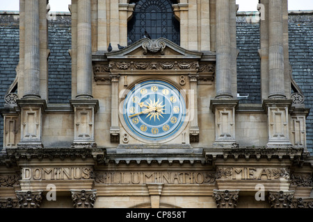 Università di Oxfords scuole esame esterno dell'edificio che mostra la pietra scolpita motto Dominus illuminatio mea. Oxford, Oxfordshire, Inghilterra Foto Stock