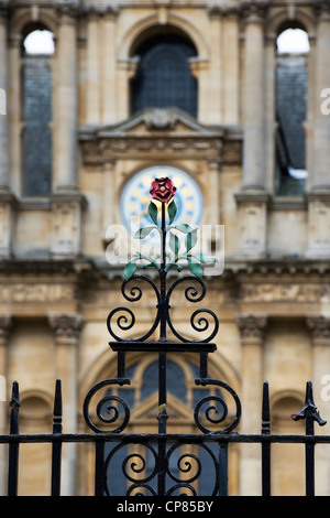 Ferro battuto rose dettaglio sui cancelli di fronte all Università di esame Oxfords scuole edificio. Oxford, Oxfordshire, Inghilterra Foto Stock