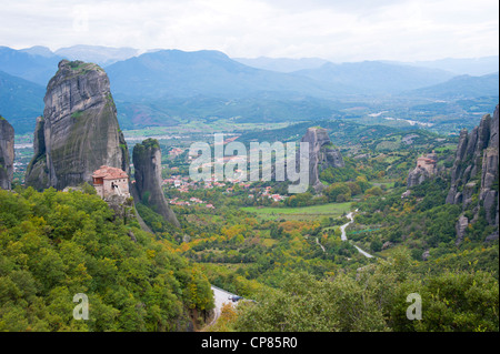 Vista parziale del villaggio di Kastraki con monastero Roussanou sulla sinistra e San Nicola Anapafsas sulla destra. Foto Stock