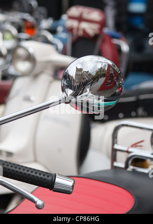 Chrome ala specchio riflette una scena di Cambridge in scooter club nel rally di Cambridge, Inghilterra. Foto Stock