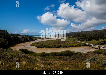 La bocca del Gualala fiume e la città di Gualala sulla California settentrionale costa vicino a Mendocino Foto Stock