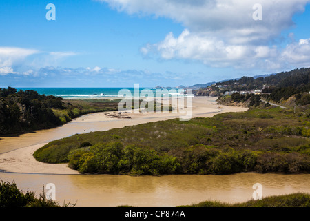 La bocca del Gualala fiume e la città di Gualala sulla California settentrionale costa vicino a Mendocino Foto Stock