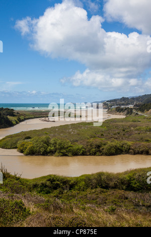 La bocca del Gualala fiume e la città di Gualala sulla California settentrionale costa vicino a Mendocino Foto Stock