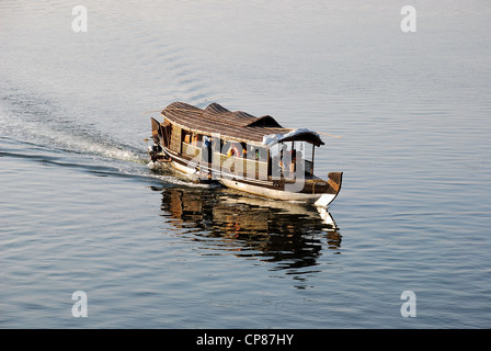 Una piccola casa di crociera in barca attraverso le lagune del Kerala Foto Stock