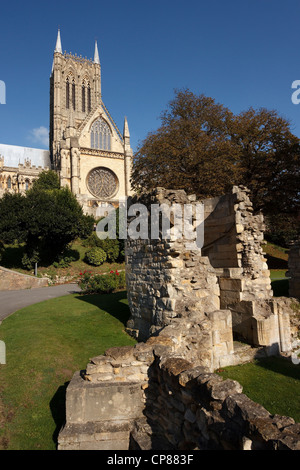 Rovine del Palazzo Vescovile con la Cattedrale di Lincoln oltre, Lincoln, Lincolnshire, England, Regno Unito Foto Stock