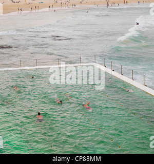 La gente di nuoto Iceburg in piscina che si affaccia la spiaggia di Bondi, Sydney, Australia Foto Stock