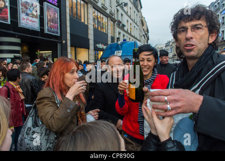 Parigi, Francia, folla felice che celebra la vittoria delle elezioni presidenziali francesi, Partito bere Champagne in strada, elezioni in francia, champagne doganale francese Foto Stock