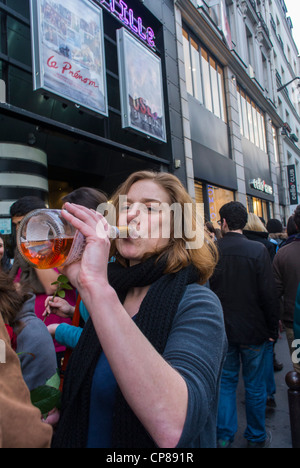 Parigi, Francia, adolescenti francesi che celebrano la vittoria delle elezioni presidenziali francesi, Francois Hollande, festa donna che beve champagne in bottiglia Foto Stock