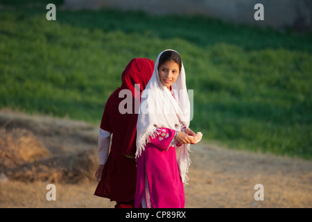 Ragazze locali in Taxila, Provincia del Punjab, Pakistan Foto Stock