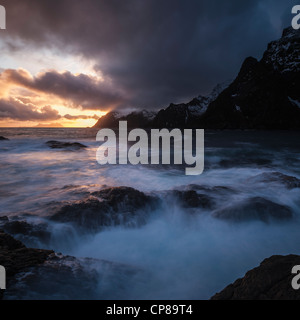 Lo scenario spettacolare al coperto di neve costa, Å I Lofoten, Isole Lofoten in Norvegia Foto Stock