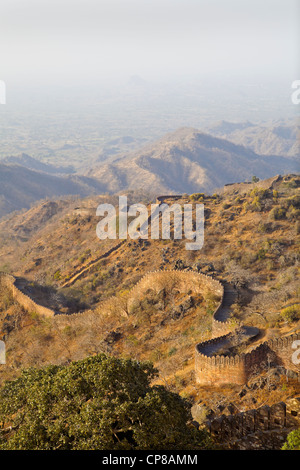 Ritratto del Kumbhalghar Fort mura visto che si estende per oltre la zona collinare del Rajasthan del terreno e a distanza Foto Stock