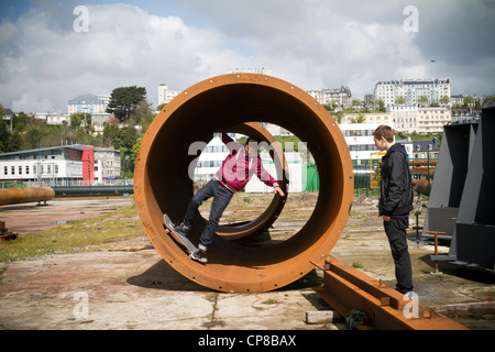 Lo skateboard nel porto di Brest Bretagne Francia Foto Stock