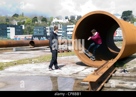 Lo skateboard nel porto di Brest Bretagne Francia Foto Stock