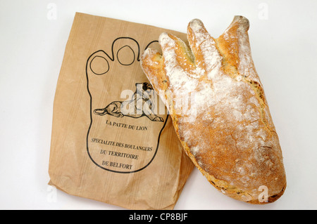 Francia, Belfort, Belfort, la parte del leone la zampa, il pane a forma di leone la zampa creato per 130 anni del Leone di Bartholdi in Foto Stock