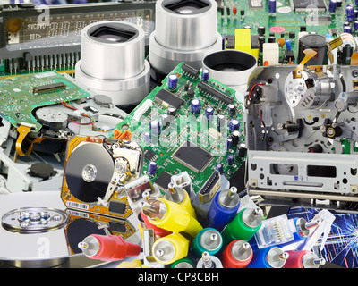 Le schede di circuito stampato ed elettronico di parti di ricambio da moderni dispositivi digitali collage sfondo. La produzione di massa. Foto Stock