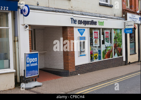 Esterno della Cooperativa il negozio di alimentari su high street in Bromyard Herefordshire England Regno Unito Foto Stock