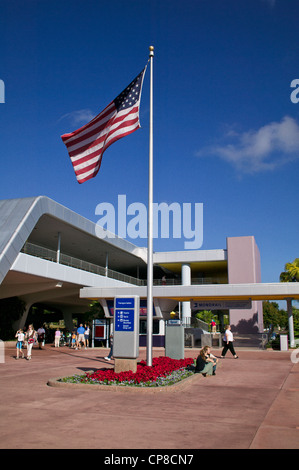 La American Stars & Stripes battenti bandiera sopra l'entrata di Disney's Epcot monorotaia collegamenti per il Magic Kingdom e il suo Foto Stock