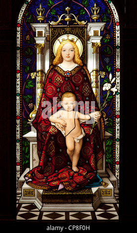 Vetrata raffigurante la Madonna e il bambino Foto Stock