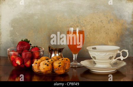 La prima colazione continentale, caffè, succo, mini muffin e fragole fresche Foto Stock