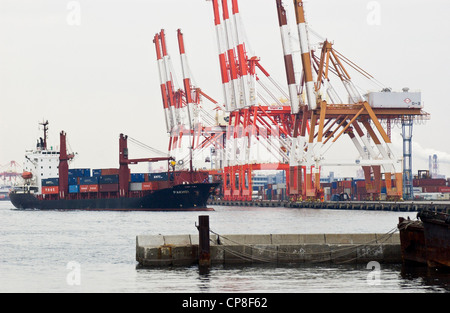 Un pieno carico di portacontainer entra nel porto di Yokohama, Giappone Foto Stock