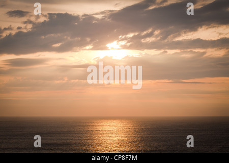 Golden la luce del sole riflette il cielo di mare tramonto Colori caldi Foto Stock