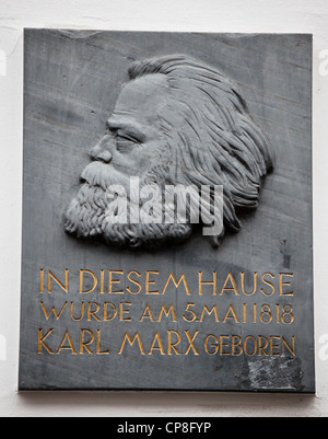 Trier, Germania - 12 Novembre 2011: rilievo ritratto su una placca di Karl Marx, filosofo tedesco, presso la sua casa natale a Treviri Foto Stock
