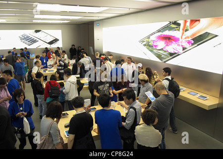 Vista interna della trafficata Apple store in Hong Kong Foto Stock