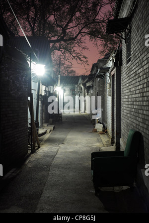 Vista del centro storico di corsia o hutong di notte a Beijing in Cina Foto Stock