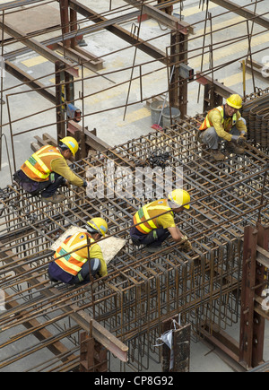 Fissatori di acciaio lavorando sul sito in costruzione nel distretto centrale di Hong Kong Foto Stock