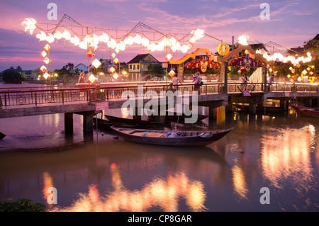 Vista serale del ponte sul fiume nella storica città vecchia di Hoi An, patrimonio dell'umanità dell'UNESCO in Vietnam Foto Stock