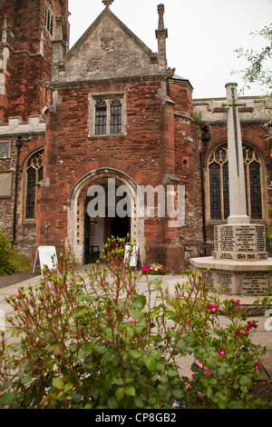 Memoriale di guerra nella motivazione della St Marys chiesa, High St, Totnes, Devon, Regno Unito. Foto Stock