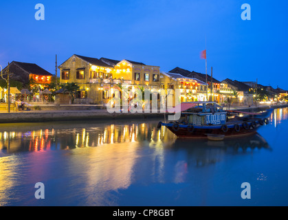 Vista serale della storica città vecchia di Hoi An, patrimonio dell'umanità dell'UNESCO in Vietnam Foto Stock