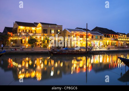 Vista serale della storica città vecchia di Hoi An, patrimonio dell'umanità dell'UNESCO in Vietnam Foto Stock