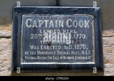 La placca sul monumento marcatura dove il capitano Cook sbarcati per la prima volta in Australia Foto Stock